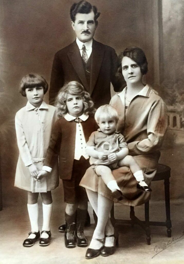 photo 1 - Emile est le petit blond, sur les genoux de sa mère en 1930